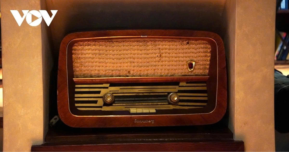 Each carriage is adorned full of wooden interiors, featuring the vintage decoration.
