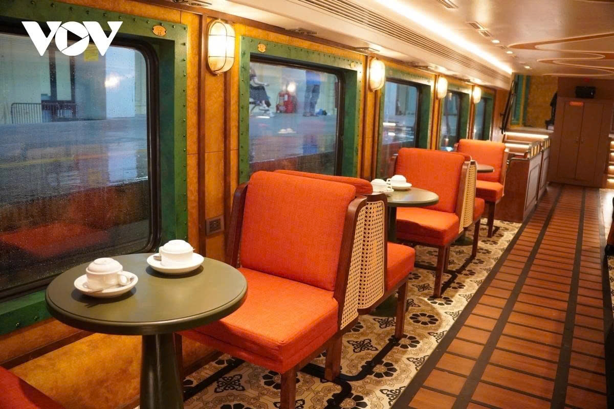 The train officially operates from August 19, with three trips per day, departing from Hanoi Station via Long Bien, Gia Lam, Yen Vien, and Tu Son-Bac Ninh stations, before then returning.