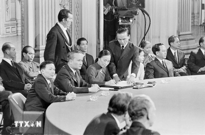 Minister of Foreign Affairs of the Provisional Revolutionary Government of the Republic of South Vietnam Nguyen Thi Binh signs the Agreement on Ending the War and Restoring Peace in Vietnam (Paris Peace Accords) on January 27, 1973 in Paris, France. (Photo: VNA)