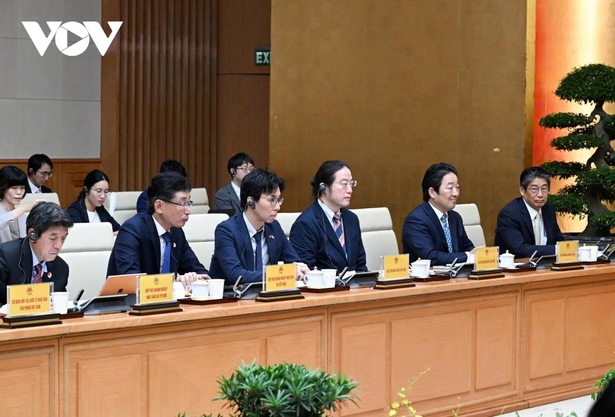 Japanese Ambassador to Vietnam Ito Naoki (first from right) and Japanese businesses at the meeting