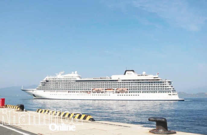 Cruise ship Viking Yidun docks at Cam Ranh International Port (Photo: baokhanhhoa.vn)