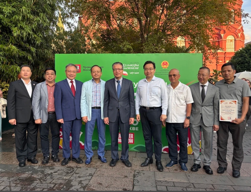 Vietnamese Ambassador Dang Minh Khoi (centre) commends the Moscow authority, as well as the Vietnamese community in the country, sponsors, and volunteers for their unity and contributions to the event’s success.