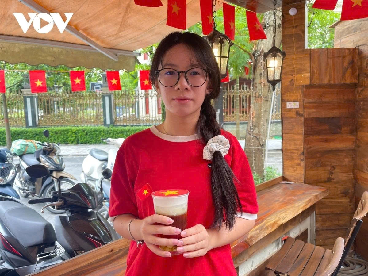 From Ninh Binh province, Le Khanh Ha, a student, travels to Hanoi to see with her own eyes the jubilant atmosphere in Hanoi when Vietnam is celebrating its 80th National Day 