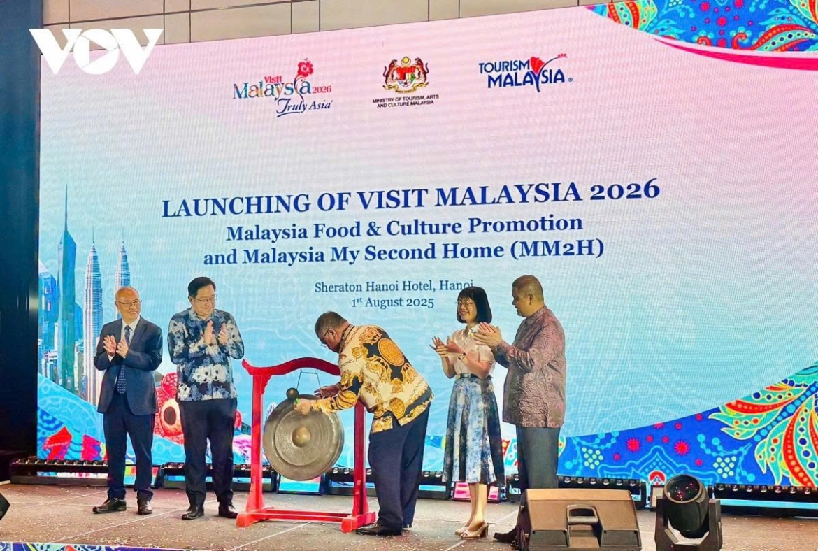 Dato’ Sri Tiong King Sing, Minister of Tourism, Arts and Culture, officiates the launch ceremony of the programme in Hanoi