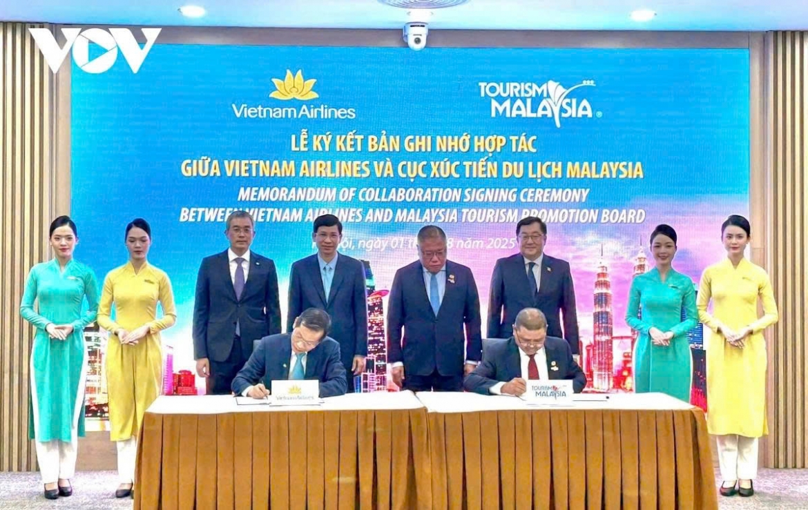 Tourism Malaysia and Vietnam Airlines sign a cooperation document during the festival