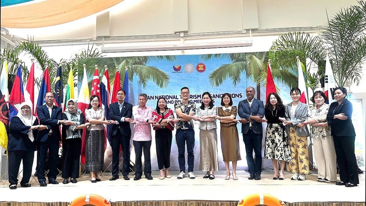 Delegates at the event pose for a group photo (Photo: Vietnamtourism)