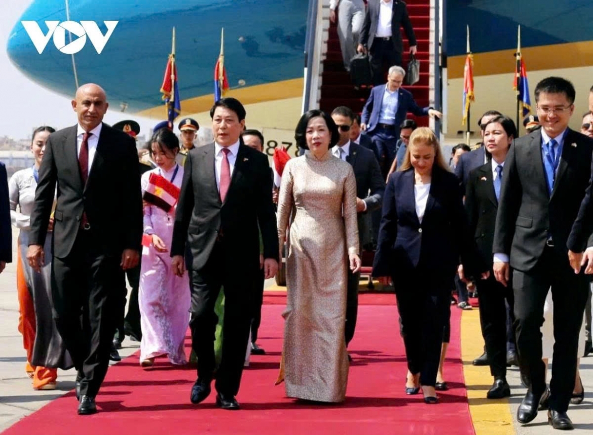 Egyptian Minister of Education and Training Mohammed Abdel Latif (first from left) welcomes Vietnamese President Luong Cuong and his spouse at Cairo International Airport upon their arrival on August 3 for a state visit to Egypt at the invitation of President Abdel Fattah Al Sisi and his spouse