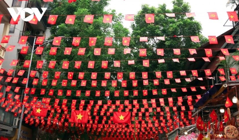 Hanoi’s streets these days are currently adorned with national flags, banners, posters, and slogans commemorating the 80th anniversary of the August Revolution (August 19, 1945 – 2025) and National Day (September 2, 1945 – 2025).