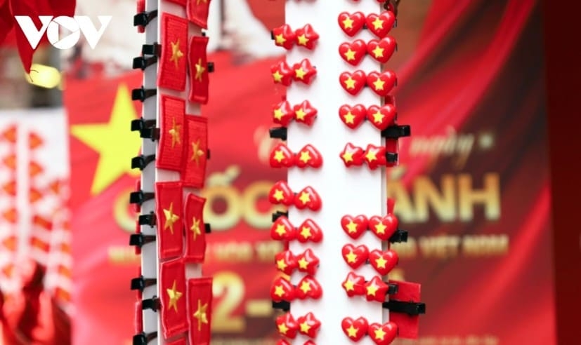 Most notably, shops along Hang Ma street uniformly showcase a wide range of products featuring prominent national flag symbols, ranging from red conical hats and star-emblazoned shirts to mini flags, lanterns, balloons, and festive accessories.