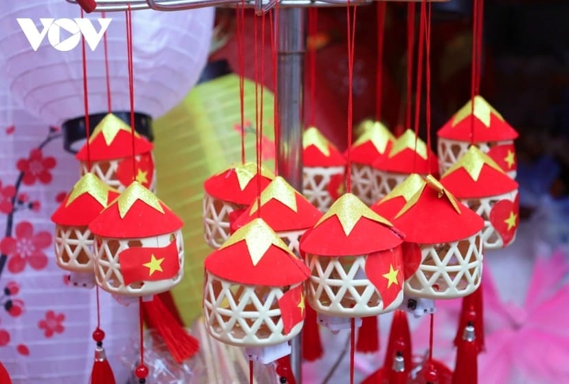 Children are especially drawn to star-shaped lanterns, a popular festive item this season.