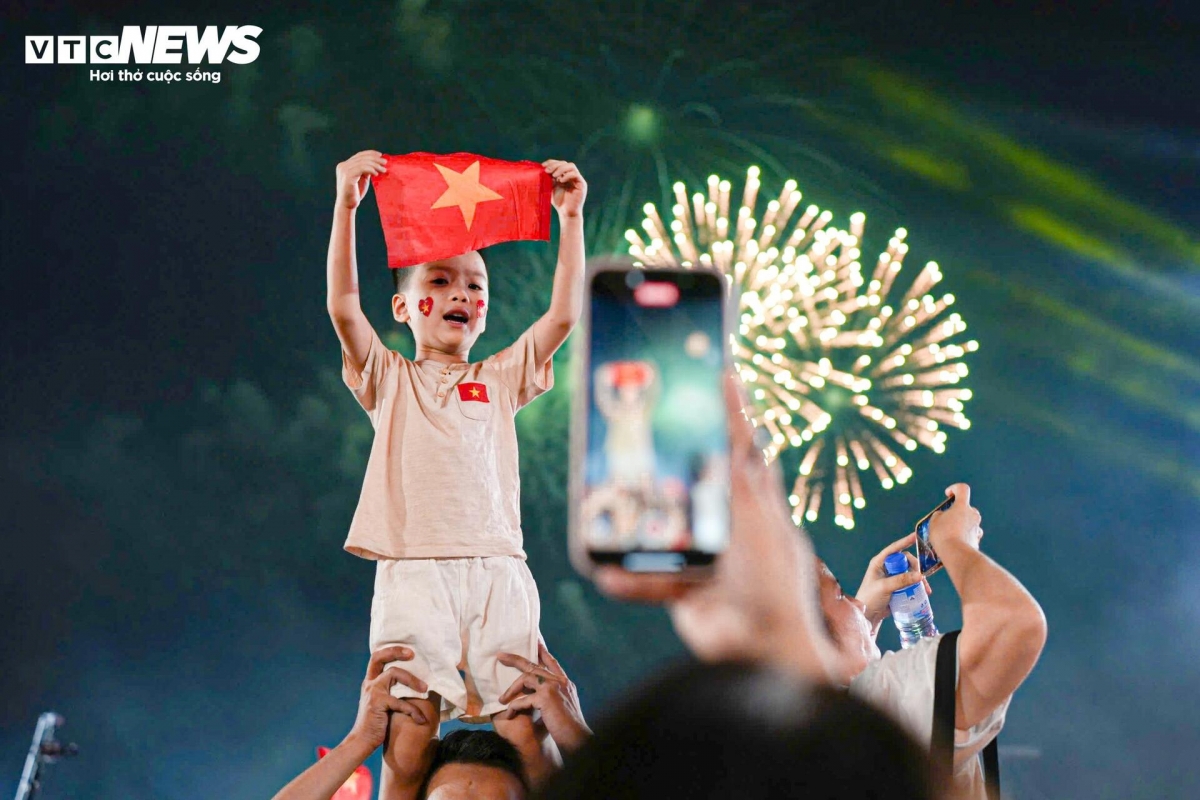 A display of artistic fireworks during the concert draws the attention of many young people.