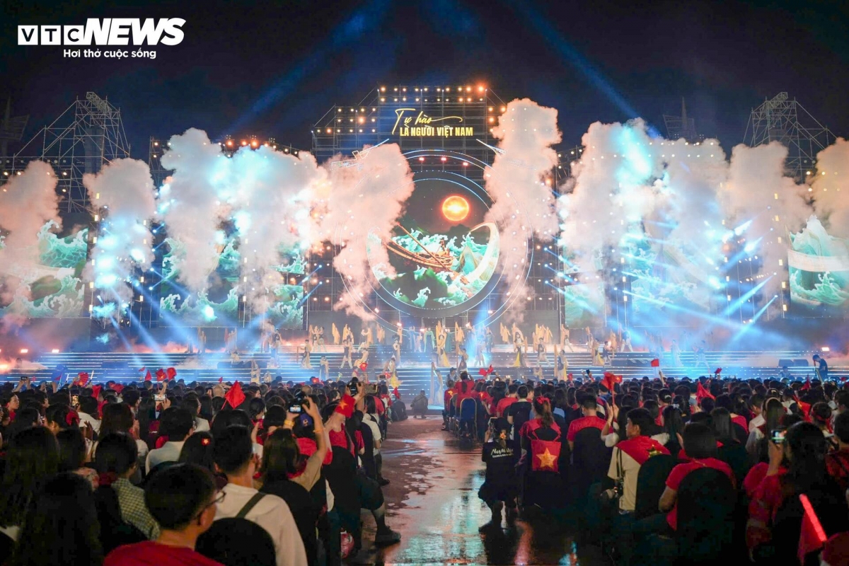 That moment, over 30,000 hearts beat as one, creating an unprecedented “chorus” of pride, love for the country, and national unity