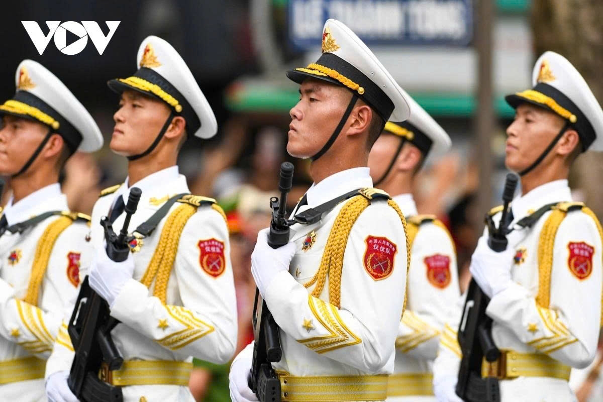 Chinese soldiers march 
