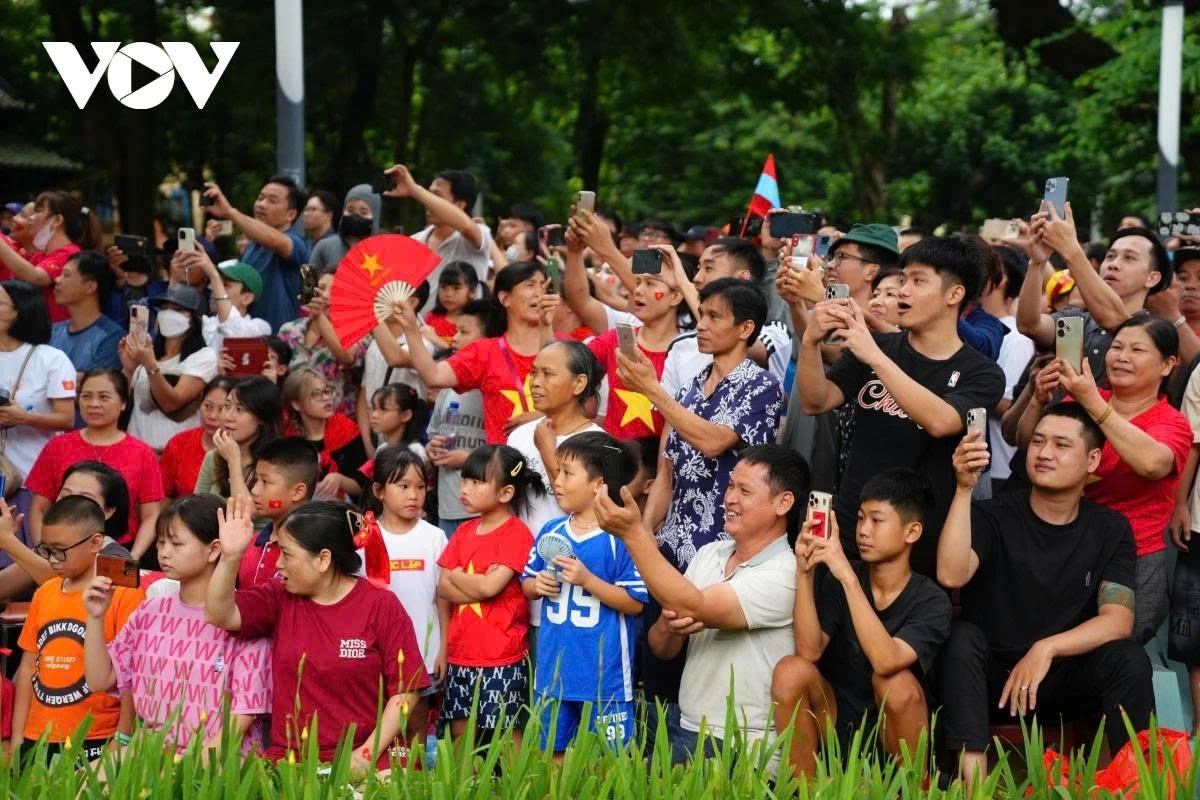A large number of people gather along the streets of Hanoi to welcome parade units.