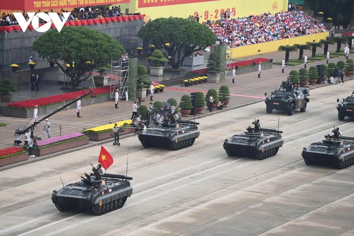 Tanks of the Vietnam People’s Army lead the formation of large-scale military hardware run through Ba Dinh Square.