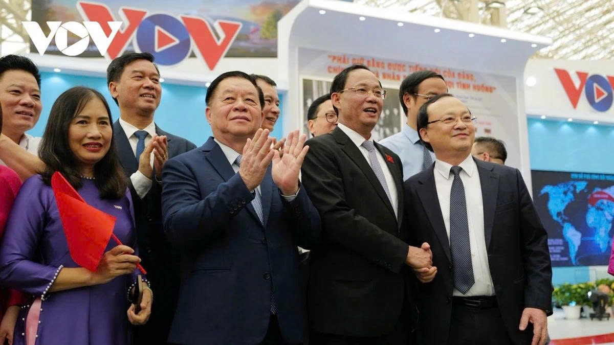 Nguyen Trong Nghia, Politburo member, Party Central Committee Secretary, and Chairman of the Party Commission for Information and Education and Masss Mobilisation (second from left, front); and Tran Quang Phuong, Vice Chairman of the National Assembly (third from left, front) visit VOV booth at the event.