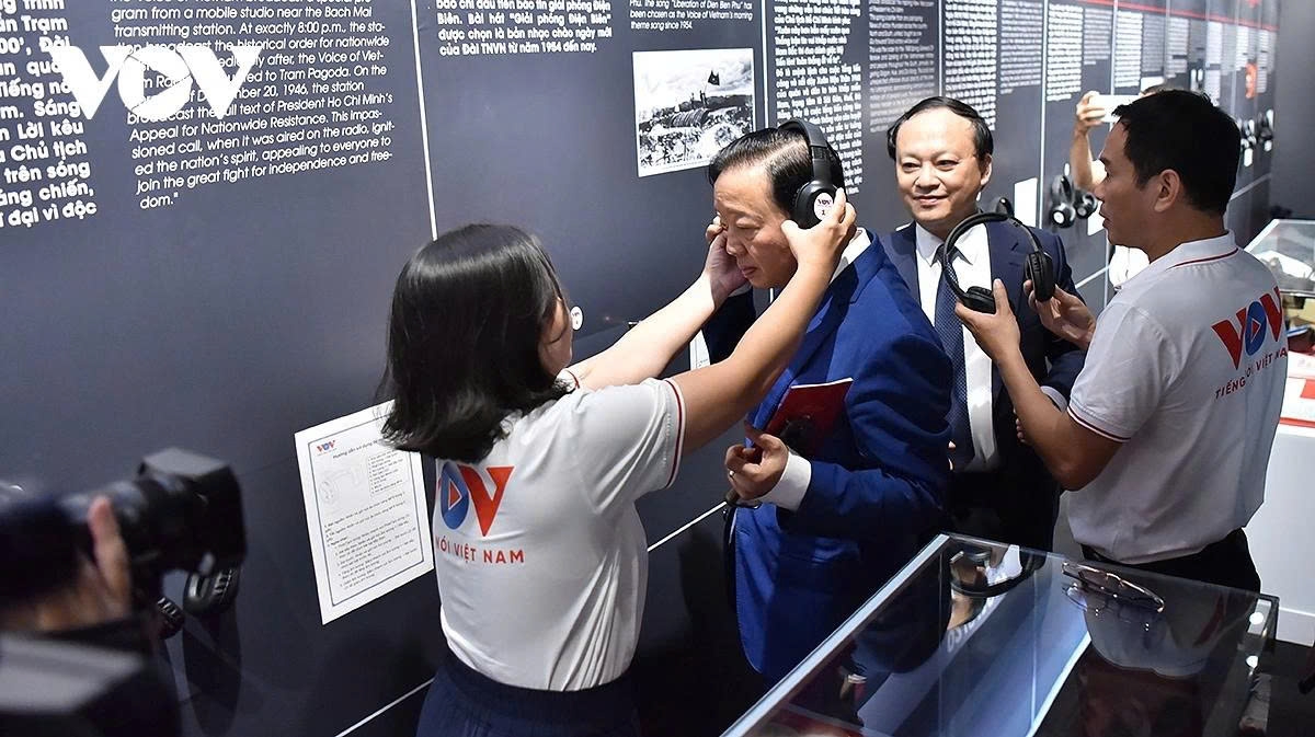 Deputy Prime Minister Tran Hong Ha listens to tapes of radio programmes recorded at historical moments of the country through different periods.