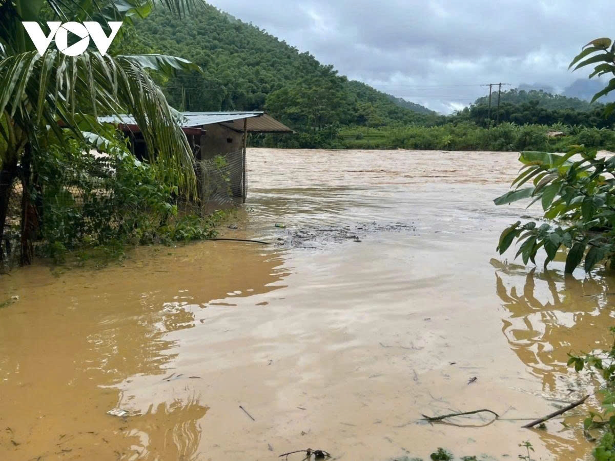 Rising floodwaters isolate many residential areas in Thanh Hoa province.