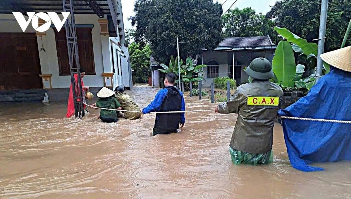 Rising floodwaters isolate several villages in Tien Phong and Chau Tien communes, Nghe An province.