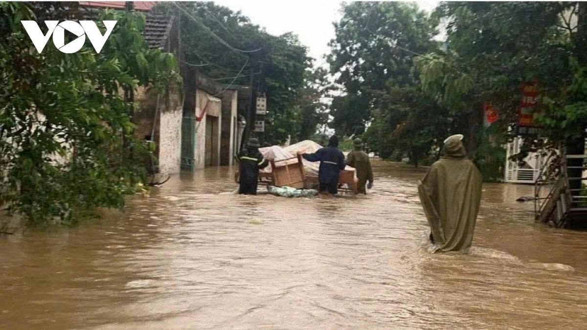 Authorities in Thanh Hoa assist residents in evacuating people and property from flooded areas to safety.