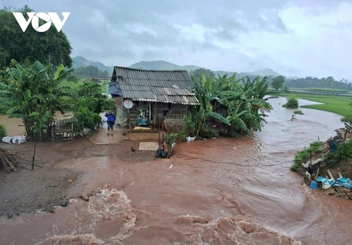 Prolonged heavy rains have triggered landslides and flash floods, isolating many households in low-lying areas of Phu Tho province.