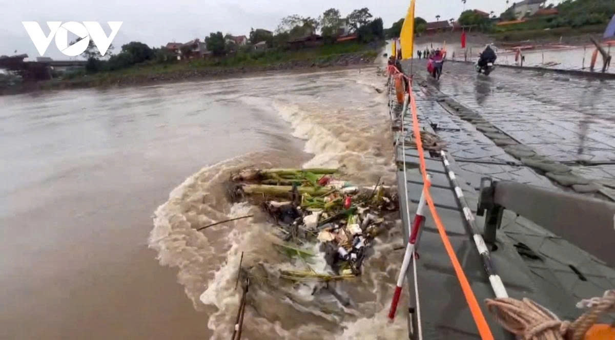 Due to rising and fast-flowing floodwaters, Brigade 249 of the Engineer Corps proactively dismantles the Phong Chau pontoon bridge, Phu Tho province, for safety reason.