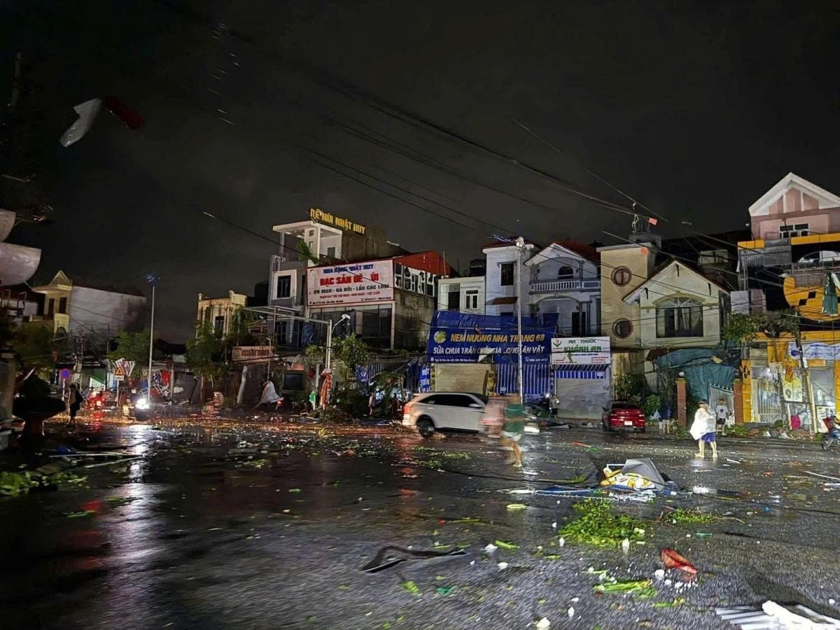 Although Ninh Binh province is not in the storm’s direct path, strong winds and heavy rain still cause significant damage to the locality.