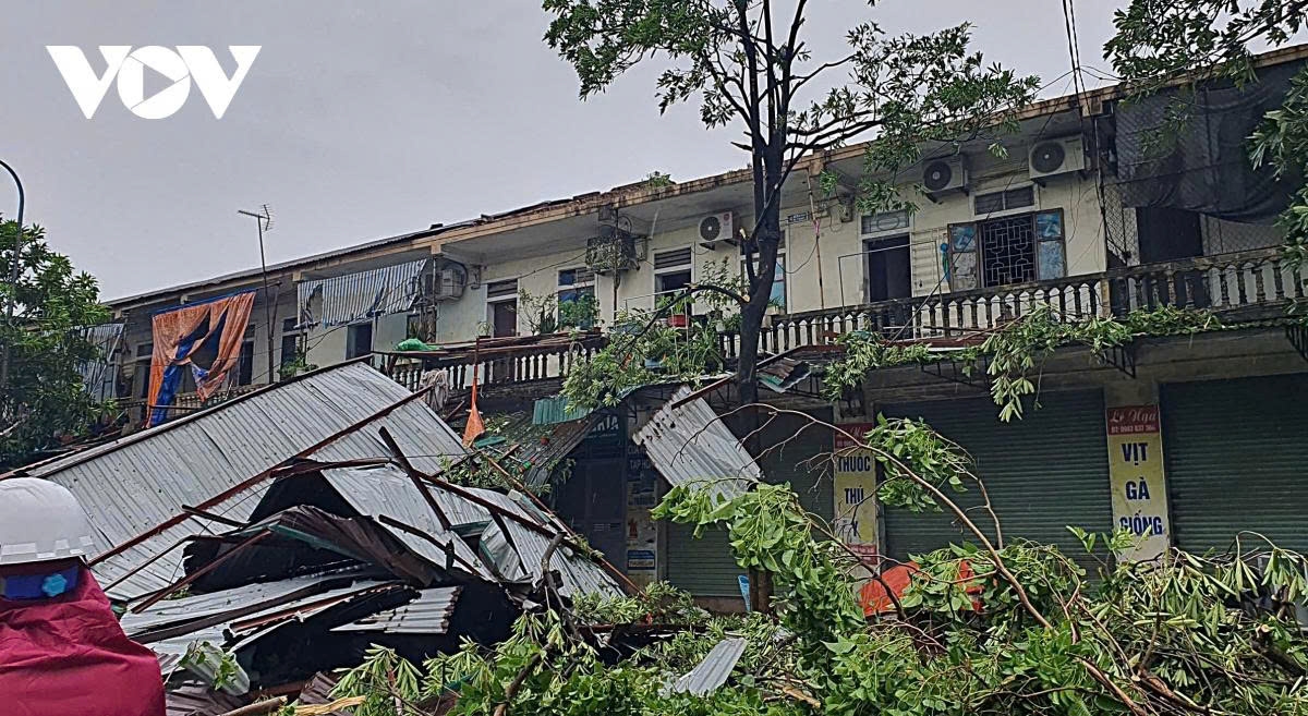 A kiosk collapses during the heights of Typhoon Kajiki in Ninh Binh province.