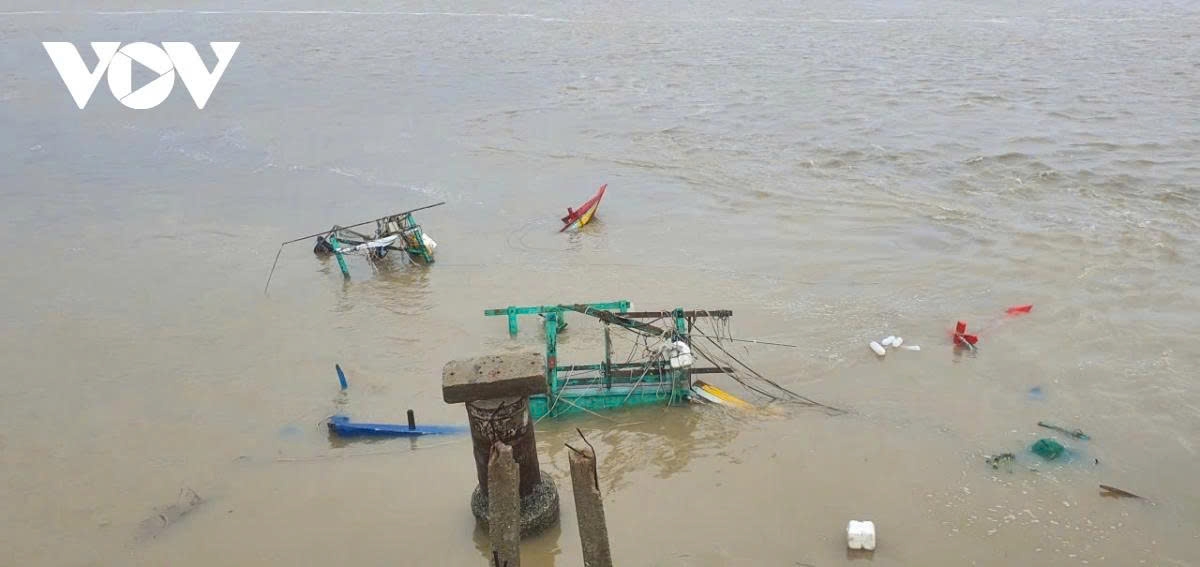 Strong winds and heavy rains, coupled with rising floodwaters, sink many fishing boats of fishermen in Ha Tinh province.