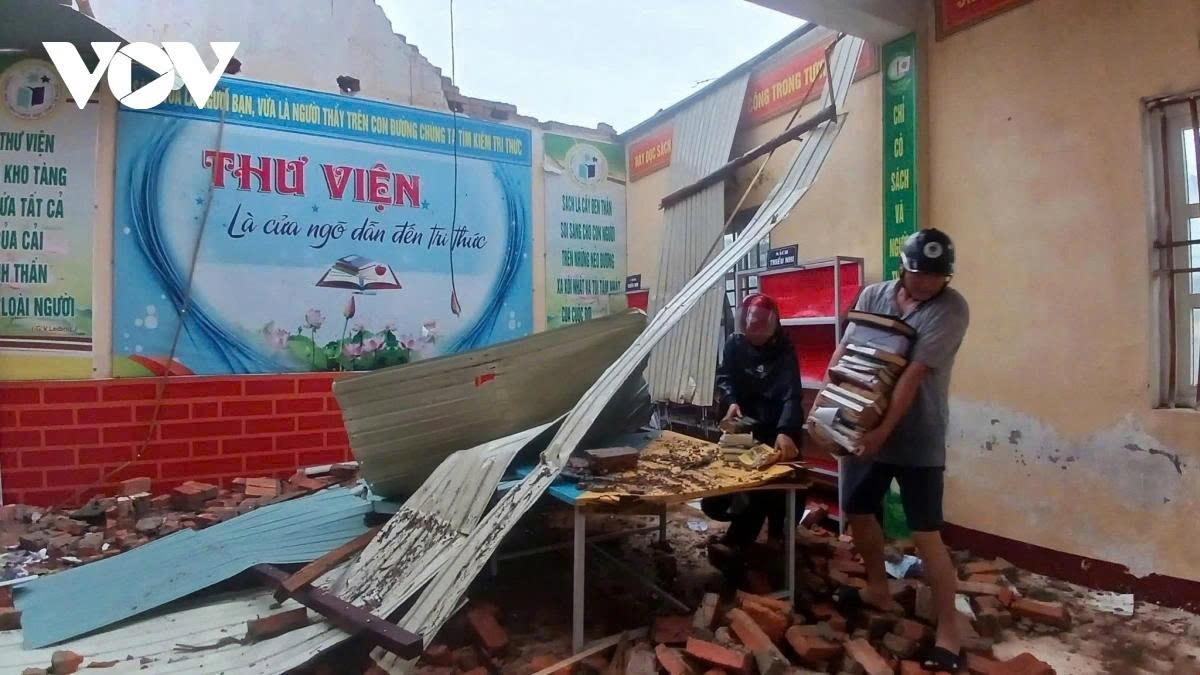 Typhoon Kajiki causes severe damage to many public works in Ha Tinh. In the photo, a communal library in Ha Tinh is shown damaged by the typhoon.