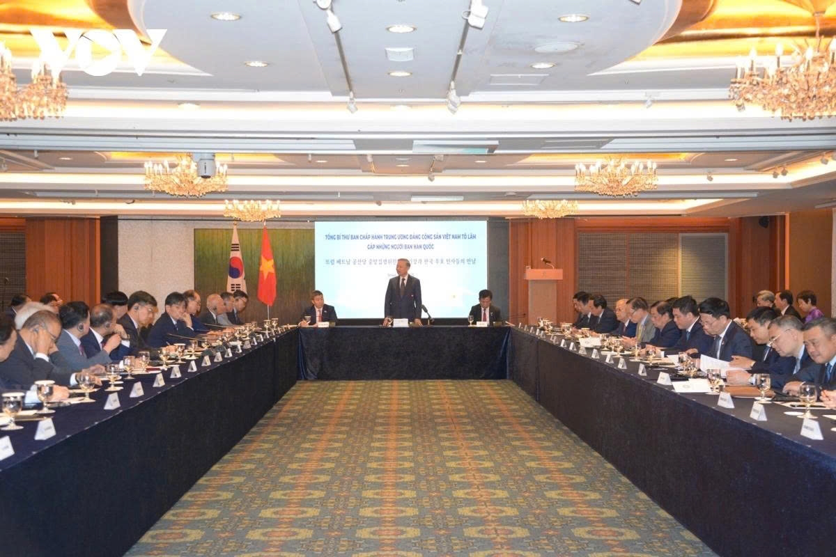Party General Secretary To Lam mết with 100 delegates representing organisations, businesses, and individuals from the RoK active in Vietnam in Seoul on August 10 as part of his state visit to the RoK