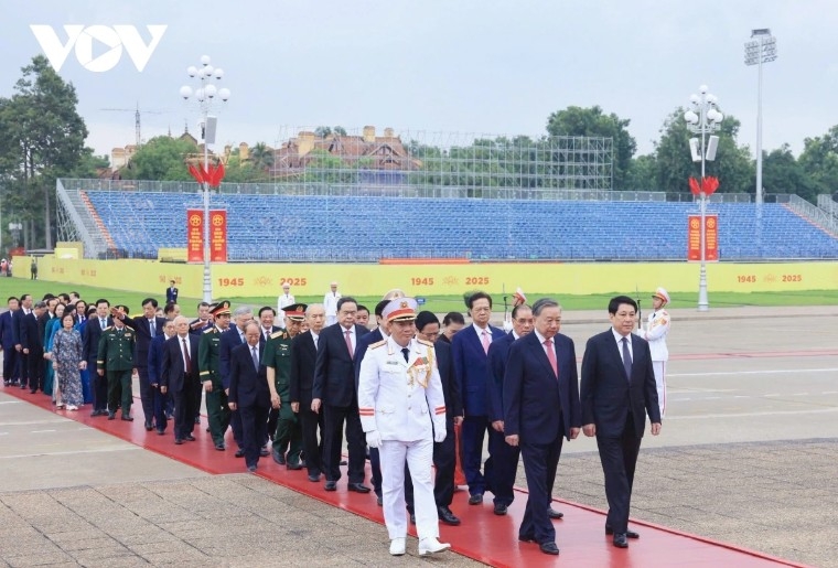 Party and State leaders pay tribute to President Ho Chi Minh at his Mausoleum in Hanoi