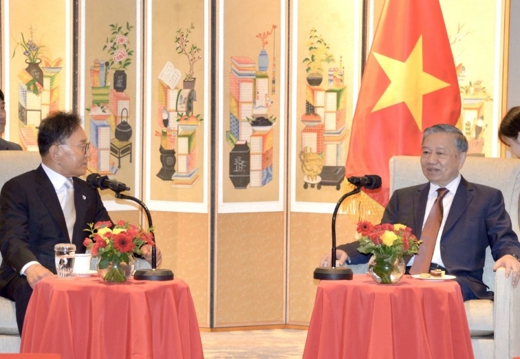 Party General Secretary To Lam meets with Park Soo Kwan, former Honorary Consul General of Vietnam in the Busan-Gyeongnam region, Republic of Korea. 