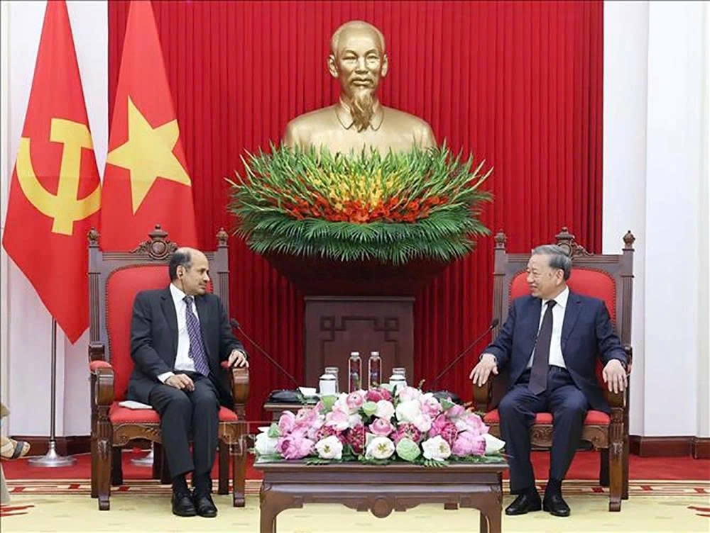 Party General Secretary To Lam (R) receives Indian Ambassador to Vietnam Sandeep Arya in Hanoi on August 6. (Photo: VNA)