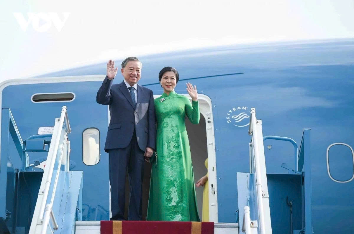 Party General Secretary To Lam and his spouse Ngo Phuong Ly begin a state visit to the Republic of Korea (RoK) at the invitation of RoK President Lee Jae-myung and his spouse