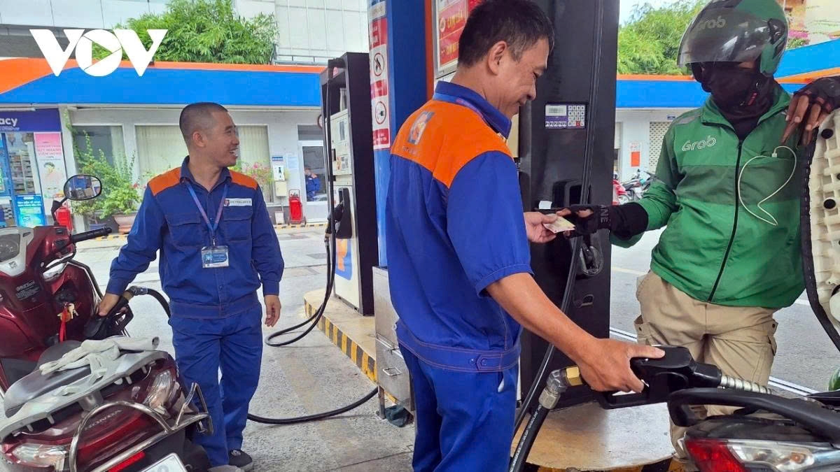 Petrol prices rise again, with RON 95 surpassing the VND20,000/lite mark 