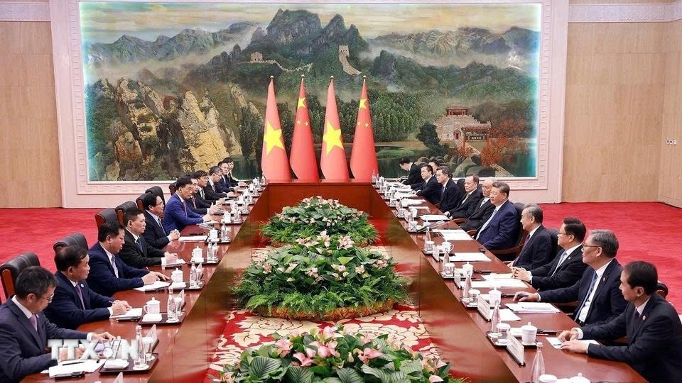 Both Vietnamese Prime Minister Pham Minh Chinh and Chinese party General Secretary and President Xi jJinping examine measures to further strengthen the close bond between the two countries during their meeting in Tianjin on August 31. (Photo: VNA)