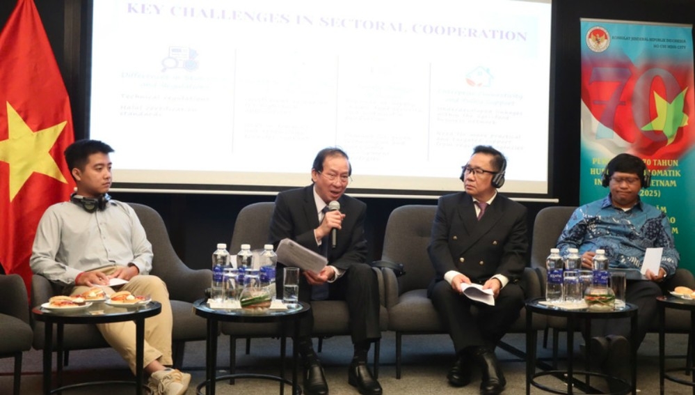 Pham Thiet Hoa, Vice Chairman of the Ho Chi Minh City Food and Foodstuff Association proposes solutions to promote food industry cooperation between Vietnam and Indonesia. (Photo:congthuong.vn)