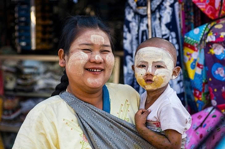 Truong Cong Luc’s photo of Myanmar women’s makeup wins first prize
