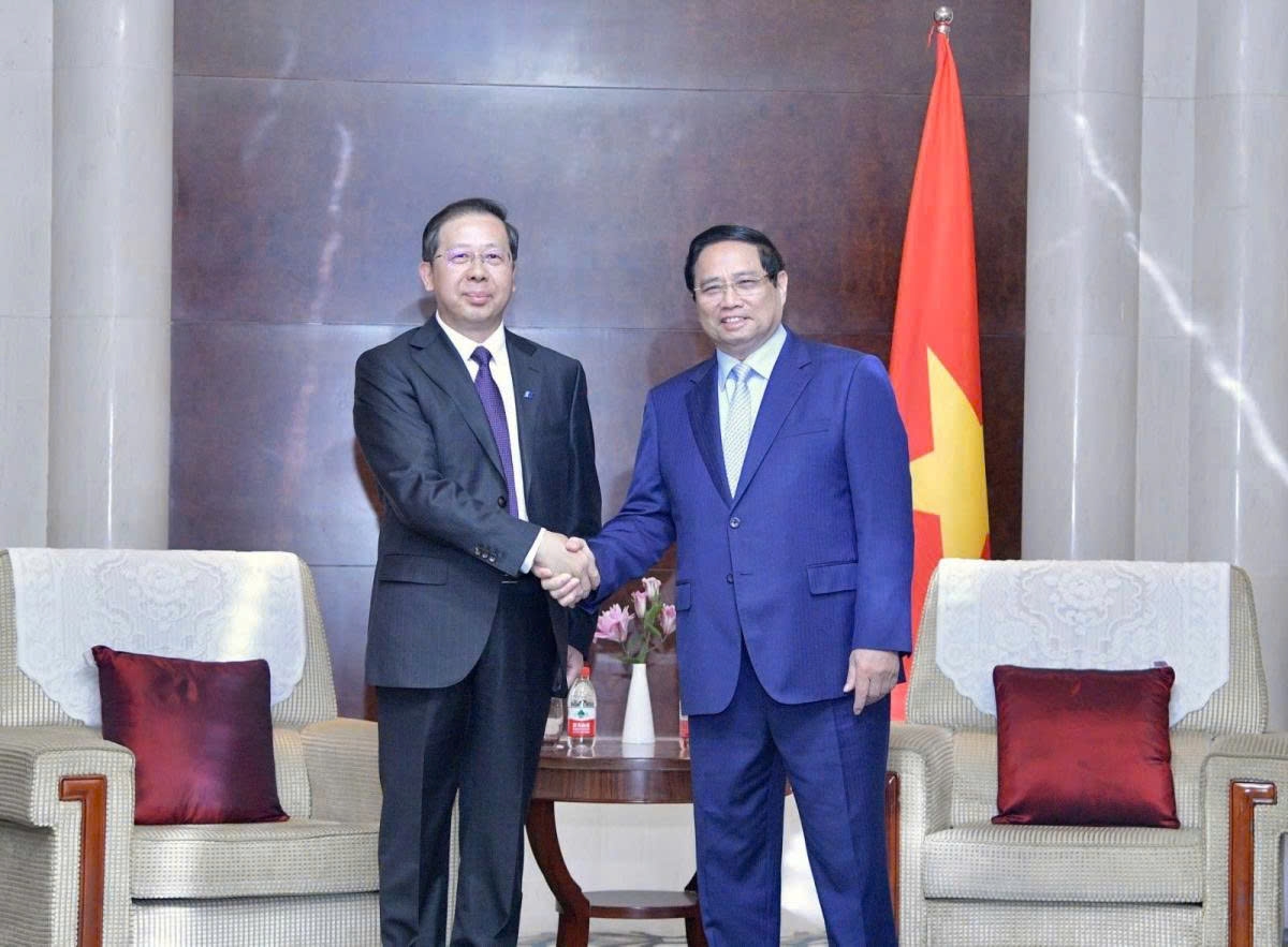 Pham Minh Chinh (R), Prime Minister of VIentam, and Peng Gangping, Chairman of China Huadian Corporation in Tinajin, China, on August 31