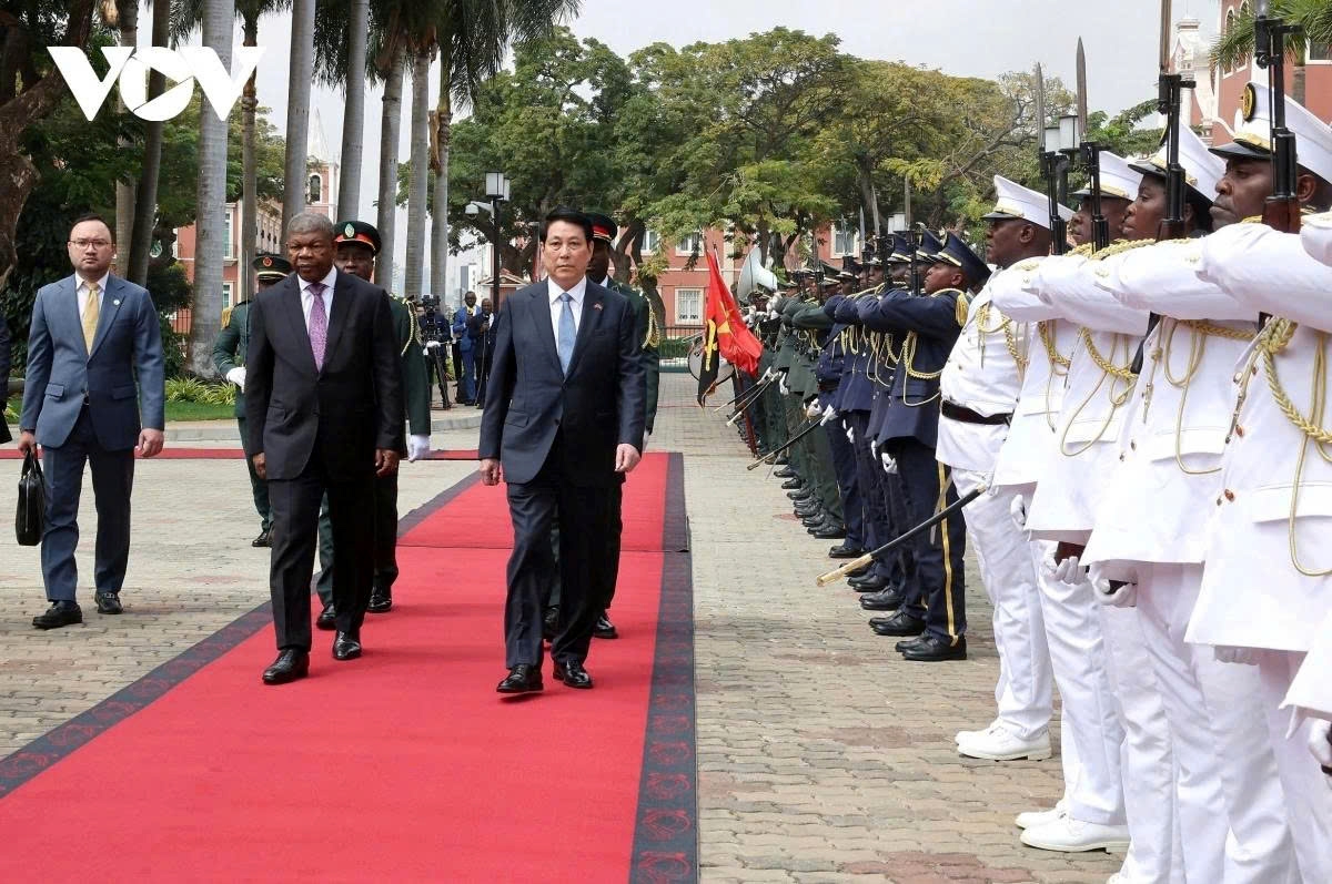 Angolan President Joao Manuel Goncalves Lourenco and Vietnamese President Luong Cuong review the guard of honour in Luanda on August 7