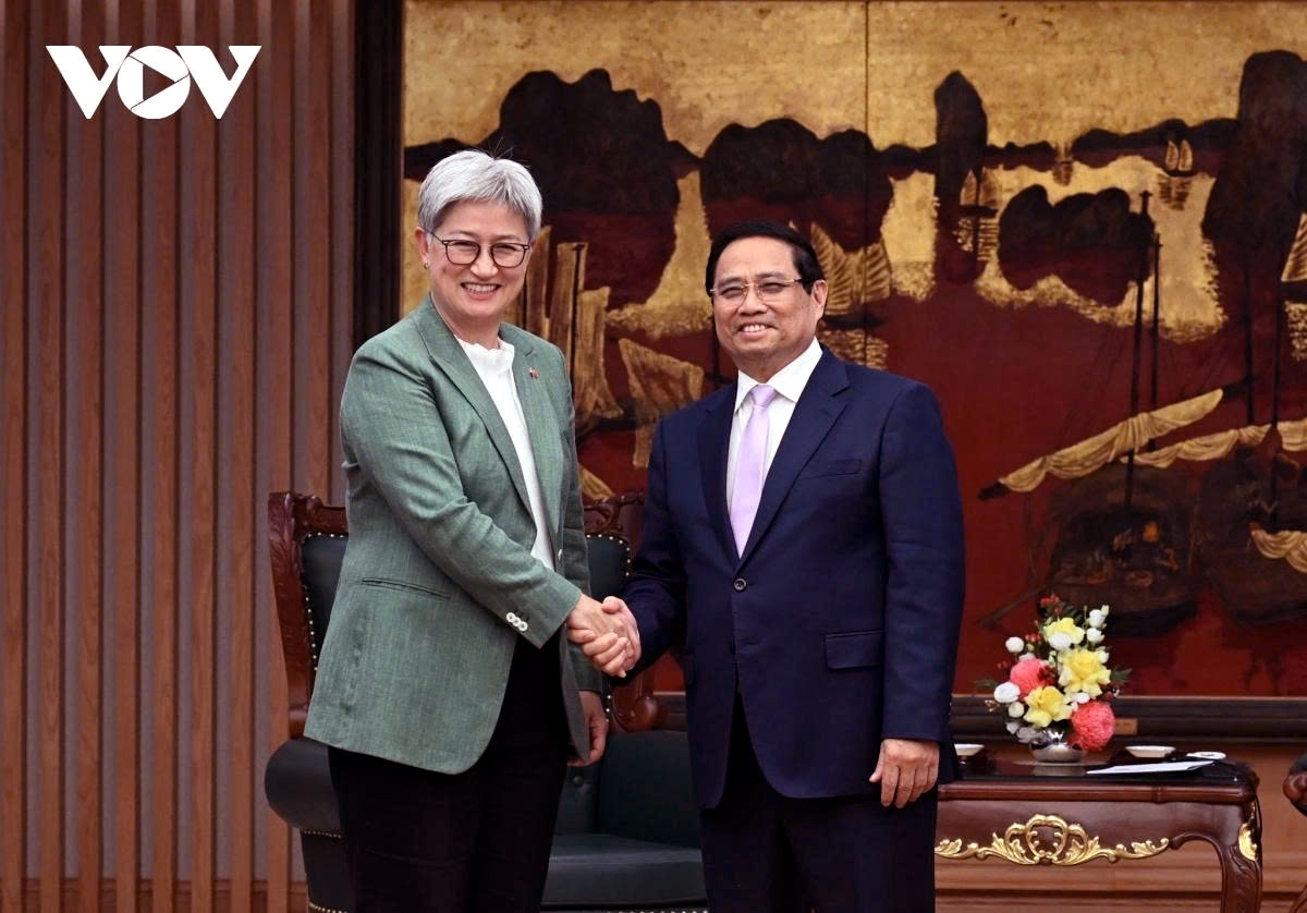 Vietnamese Prime Minister Pham Minh Chinh (R) and Australian Foreign Minister Penny Wong pose for a photo ahead of their meeting in Hanoi on August 20