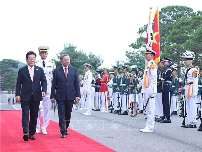 Party General Secretary To Lam and RoK President Lee Jae Myung inspect the guards of honour