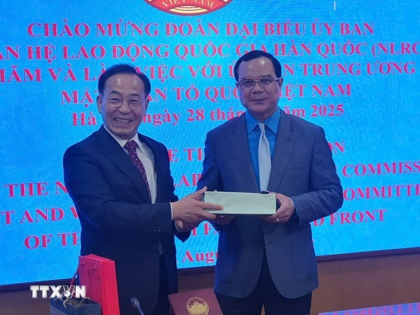 VGCL President Nguyen Dinh Khang (L) and Chairman of the RoK’s National Labour Relations Commission (NLRC) Kim Tae-gi