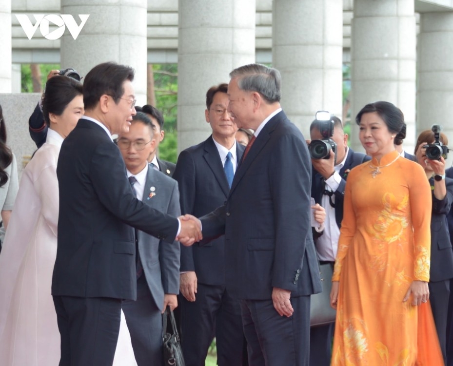 RoK President Lee Jae Myung and First Lady welcome Party chief To Lam and his spouse Ngo Phuong Ly upon arrival at the Presidential Office ( Photo:VNA)