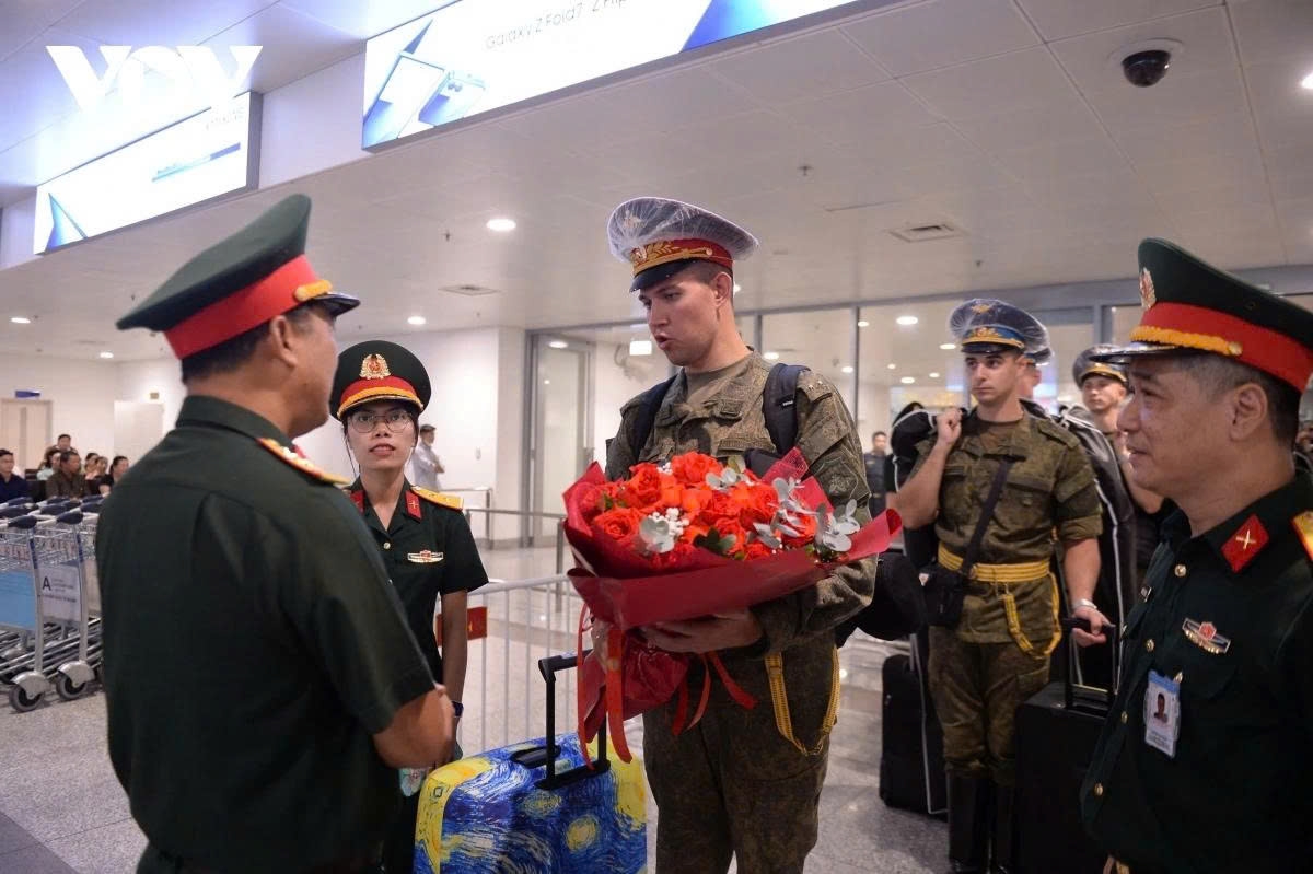 Colonel Phung Chi Cao, Deputy Chief of Staff of the Hanoi Capital Command, welcomes the Russian military contingent at the airport on August 20