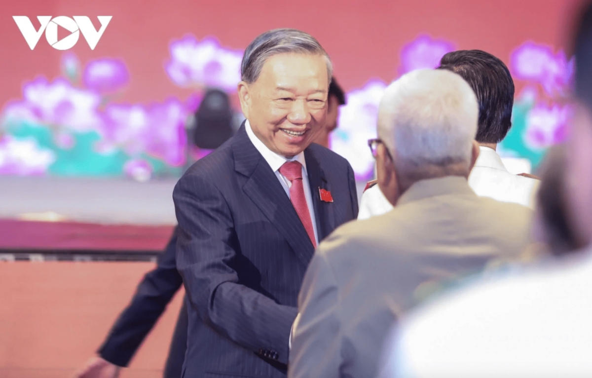 Party General Secretary To Lam shakes hands with delegates at the ceremony marking the 80th Traditional Day of the People’s Public Security Force and the 20th All-People Security Safeguard Festival.