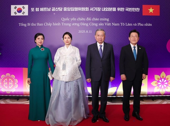 President of the Republic of Korea (RoK) Lee Jae Myung and his spouse hosts a state dinner for Party General Secretary To Lam (second from right) and his spouse Ngo Phuong Ly (first from left) on August 11. (Photo: VNA)