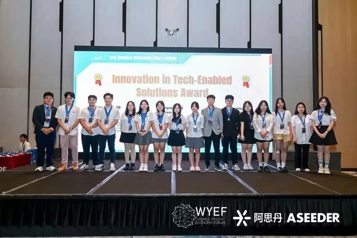 Students from Hung Vuong High School for the Gifted win 4 prizes at ASIA Business Simulation Global Final in China (Photo: giaoducthoidai.vn)