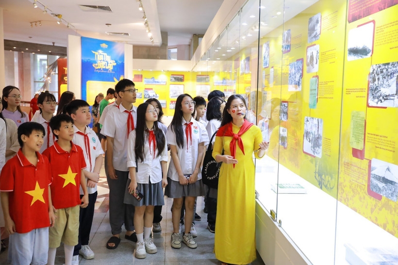 Students visit the exhibition